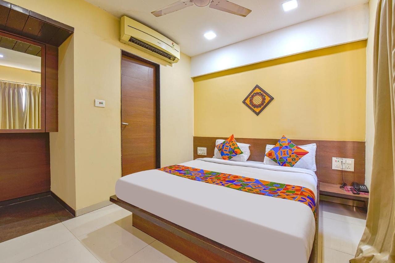 Hotel RB Residency Surat Exterior foto